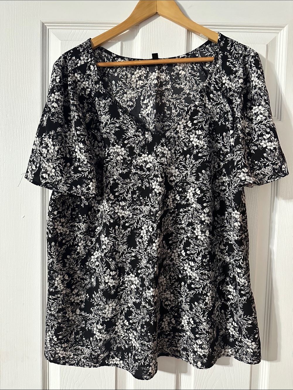 AUW Black and White Floral V-Neck Blouse
